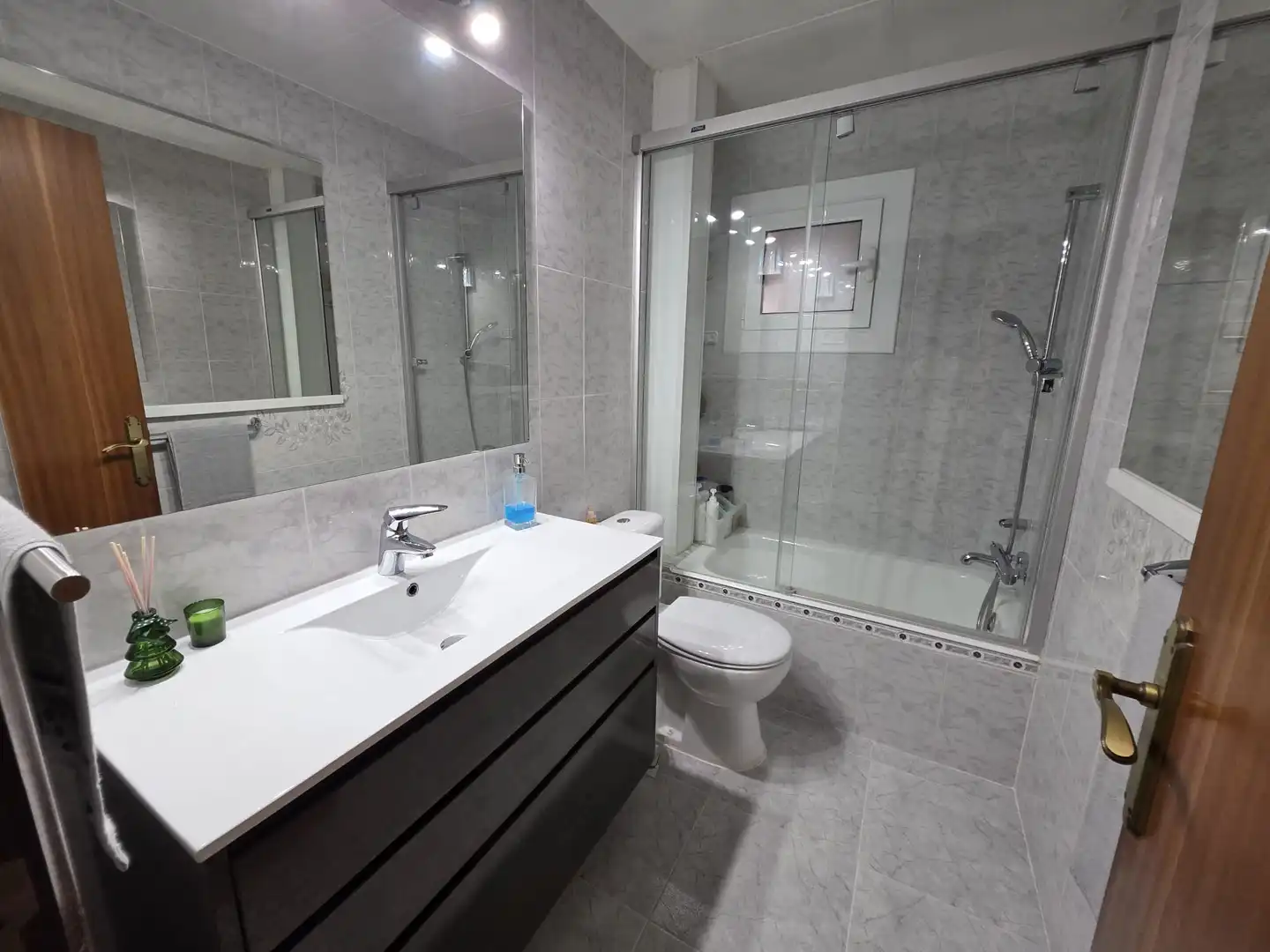 Badezimmer von Wohnung zum Verkauf in Cornellà de Llobregat mit Klimaanlage, Heizung und Möbliert
