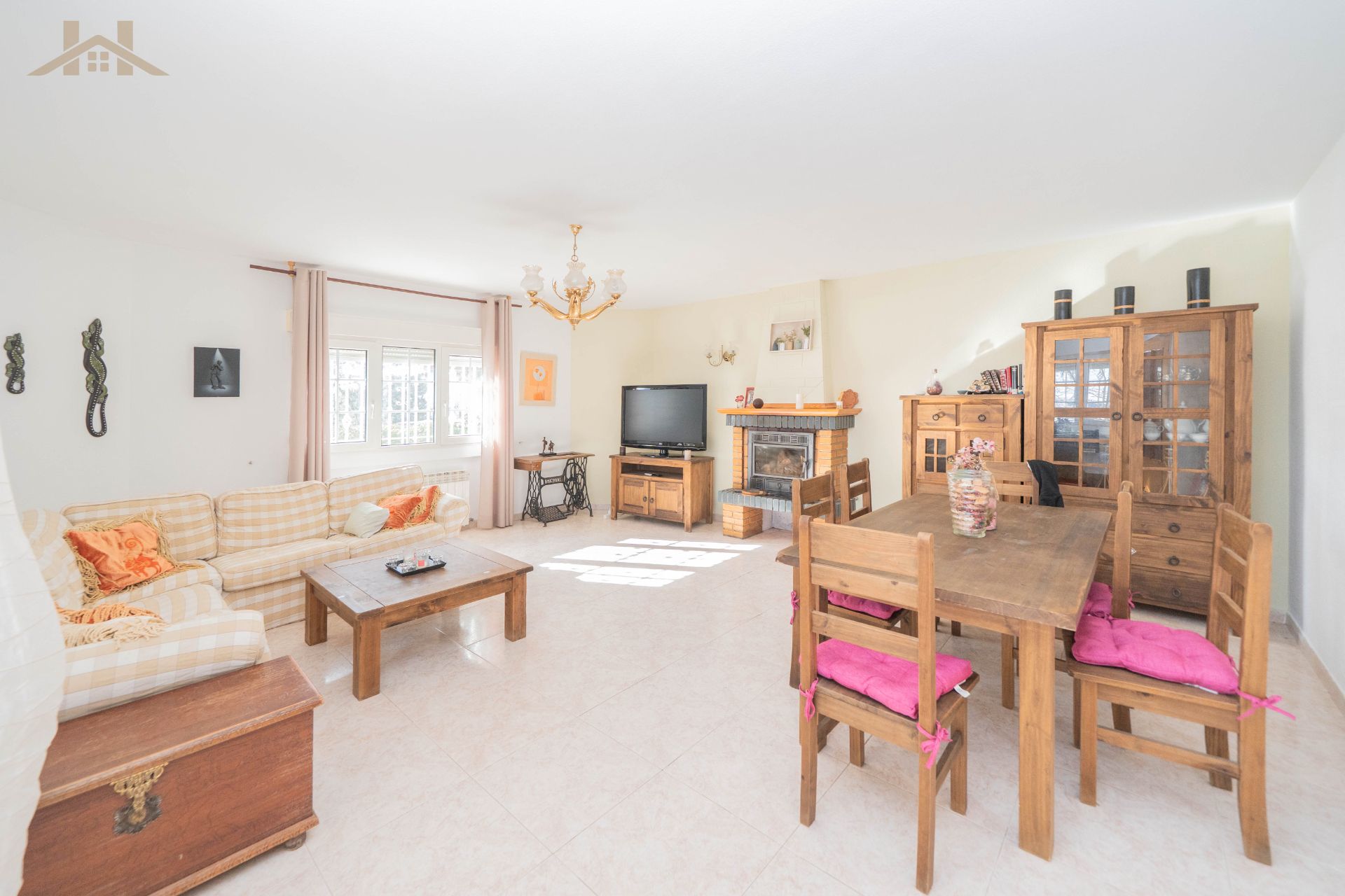 Sala d'estar de Casa o xalet en venda en Santa María de la Alameda amb Calefacció