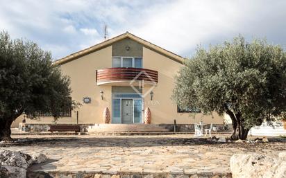 Vista exterior de Casa o xalet en venda en Vilanova i la Geltrú amb Aire condicionat, Calefacció i Jardí privat