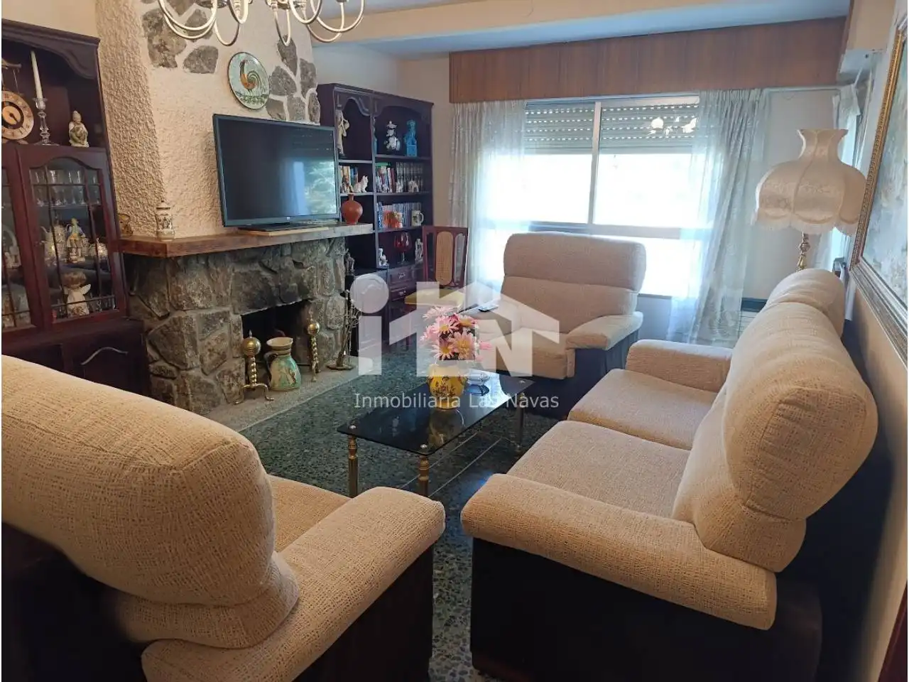 Sala d'estar de Pis en venda en Las Navas del Marqués  amb Parquet, Terrassa i Traster