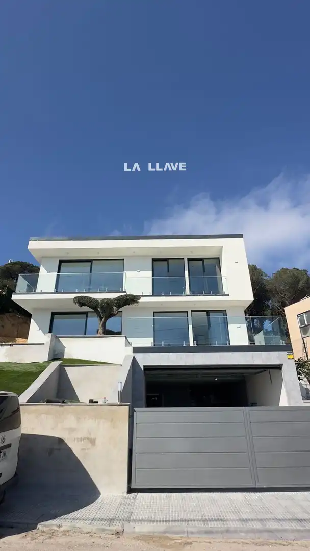 Vista exterior de Casa o xalet en venda en Lloret de Mar amb Aire condicionat, Calefacció i Terrassa