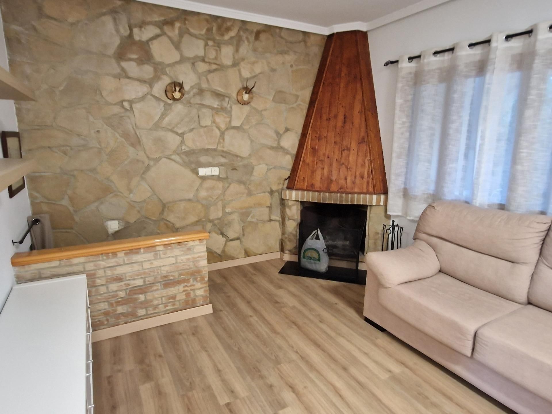 Single-family semi-detached to rent in Carcaixent