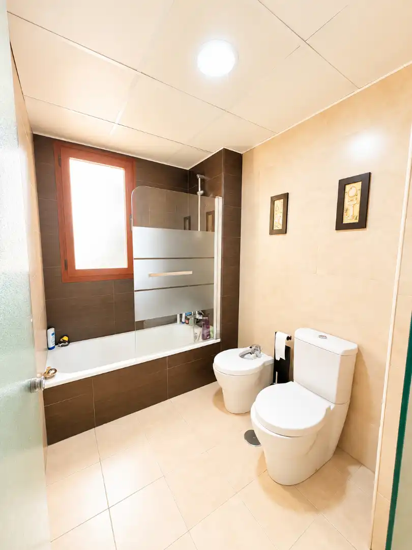 Bathroom of Flat for sale in Sevilla  with Air Conditioner and Community pool