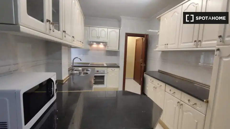 Kitchen of Flat for share in Alcalá de Henares  with Air Conditioner, Heating and Furnished