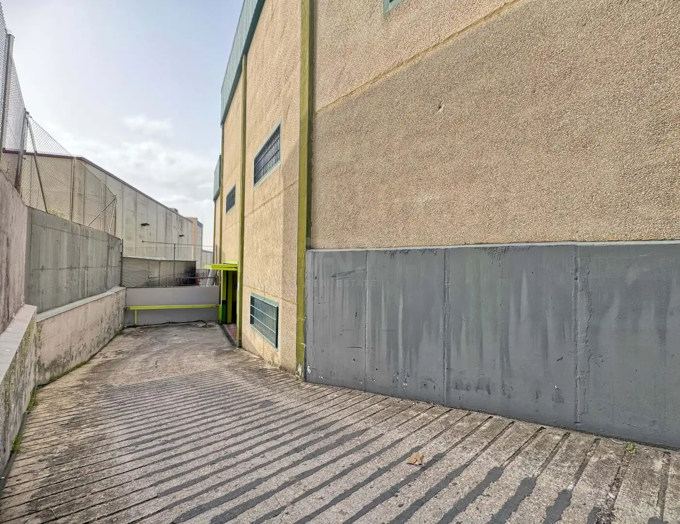 Vista exterior de Edificio en venta en Móstoles