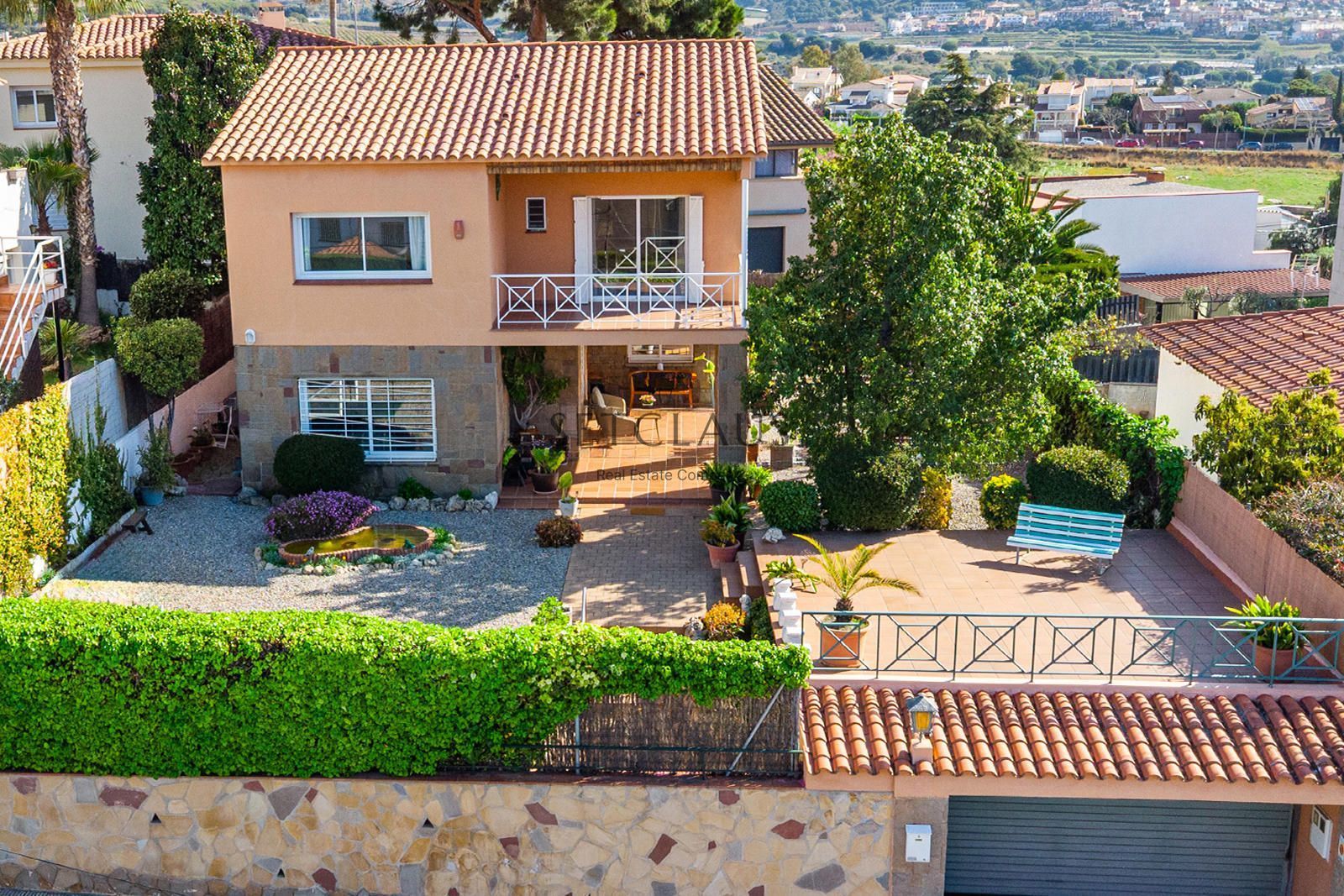 Vista exterior de Casa o xalet en venda en Alella amb Aire condicionat, Calefacció i Jardí privat