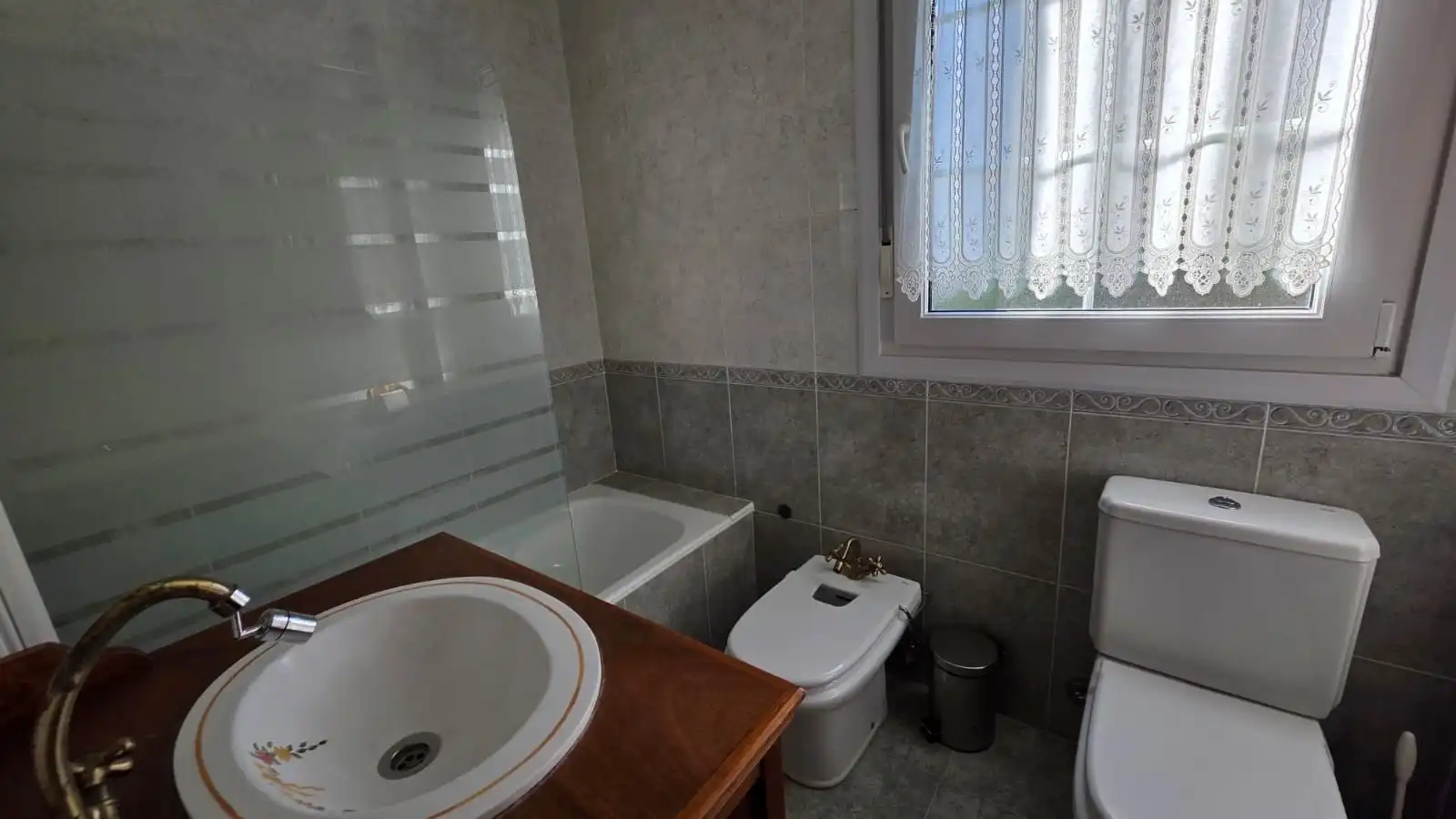 Badezimmer von Wohnung zum Verkauf in Castro-Urdiales mit Heizung und Abstellraum