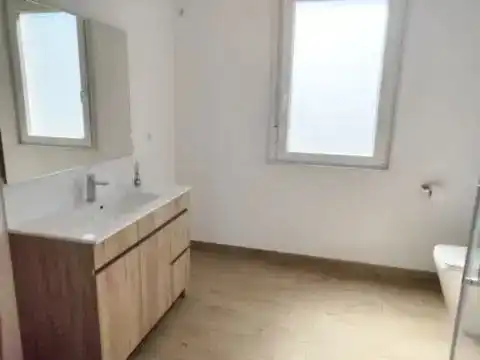 Badezimmer von Wohnung zur Miete in Muxía mit Privatgarten, Abstellraum und Möbliert