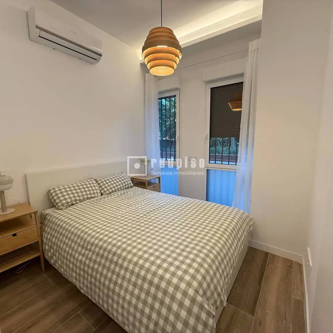 Schlafzimmer von Wohnung zur Miete in Madrid mit Klimaanlage, Heizung und Privatgarten