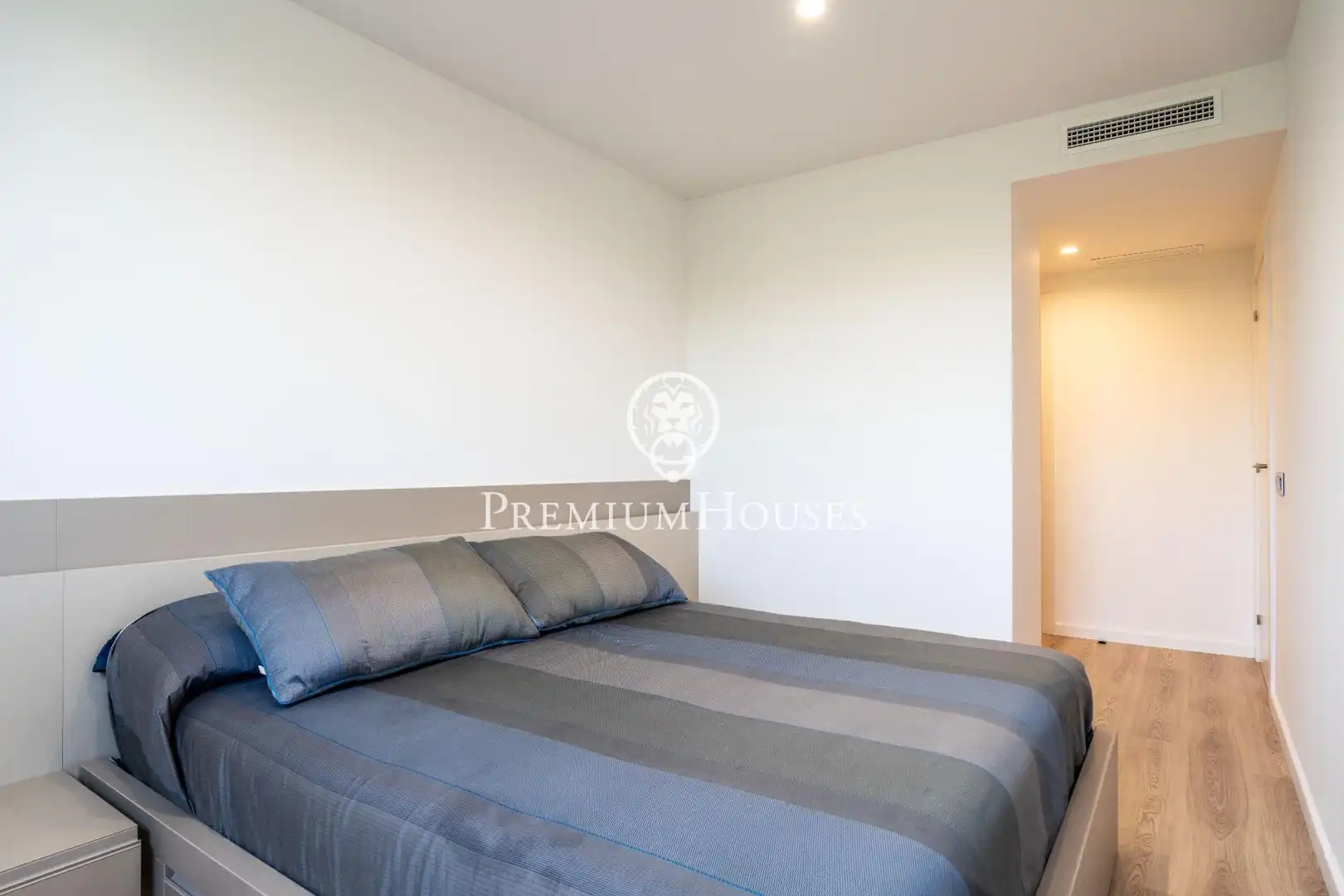 Schlafzimmer von Erdgeschoss zum Verkauf in Sitges mit Klimaanlage, Privatgarten und Parkett