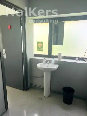Baño de Nave industrial de alquiler en L'Hospitalet de Llobregat con Calefacción