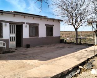 Vista exterior de Casa o xalet en venda en Barrax amb Jardí privat i Moblat