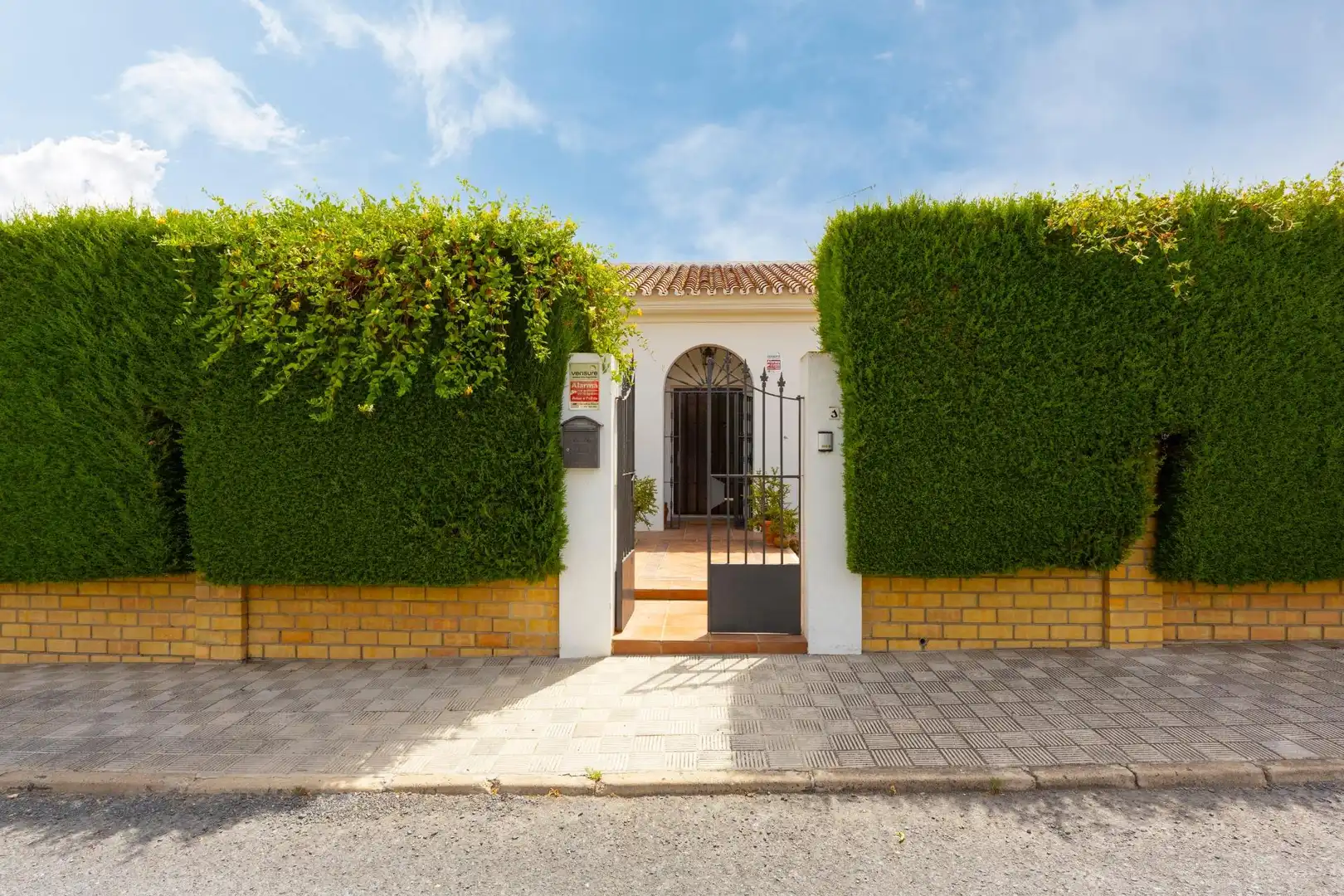 Vista exterior de Casa o xalet en venda en Sanlúcar la Mayor amb Jardí privat, Traster i Piscina