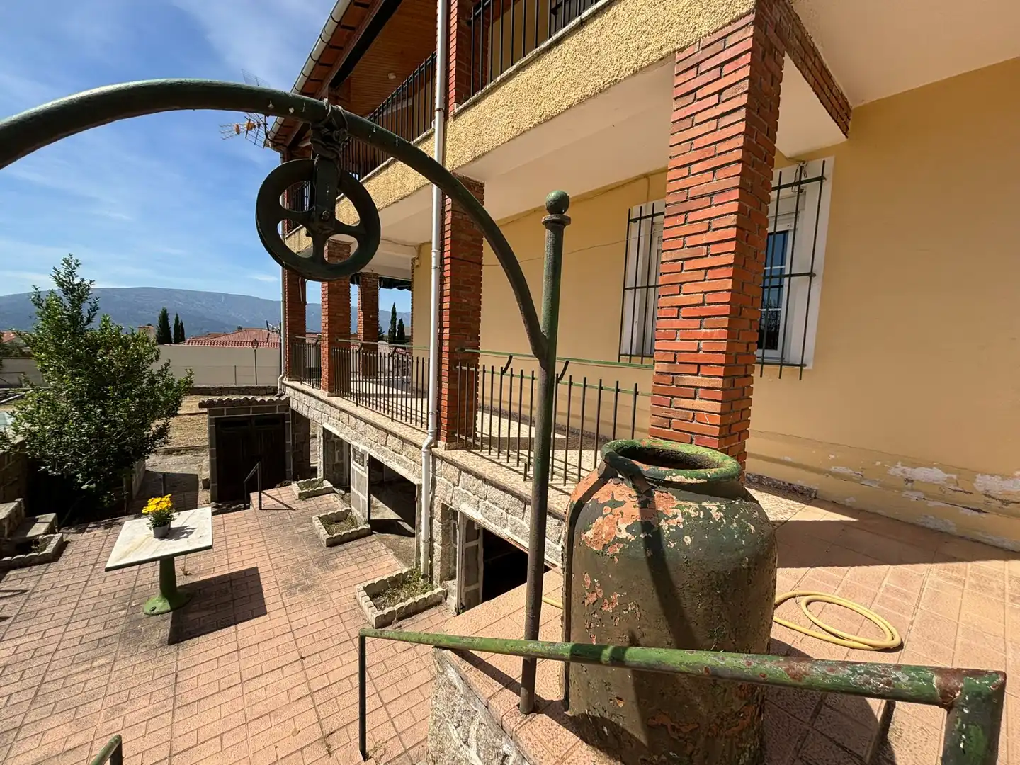 Vista exterior de Casa o xalet en venda en El Barraco  amb Calefacció, Jardí privat i Terrassa