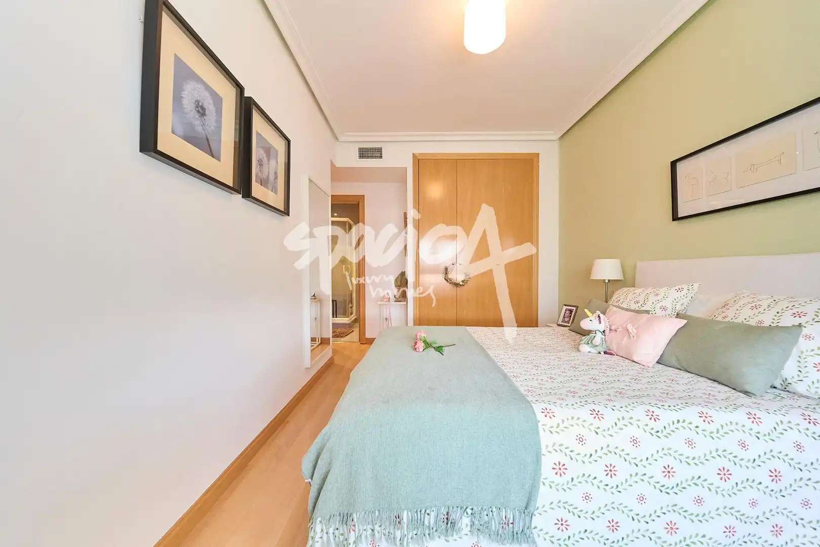 Schlafzimmer von Dachboden zum Verkauf in Majadahonda mit Heizung, Terrasse und Abstellraum