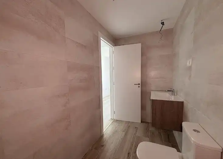 Badezimmer von Dachboden zur Miete in Marbella mit Klimaanlage, Heizung und Privatgarten