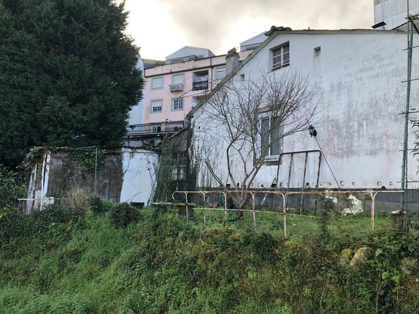 Vista exterior de Casa o xalet en venda en Betanzos amb Jardí privat, Moblat i Forn