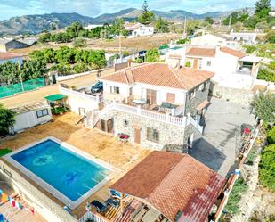 Vista exterior de Casa o xalet en venda en Nerja amb Aire condicionat, Terrassa i Piscina