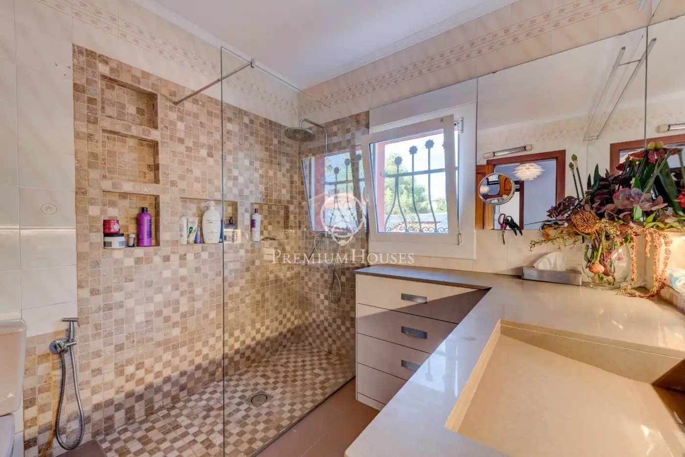Bathroom of Houses for sale in Vilanova i la Geltrú  with Air Conditioner, Heating and Private garden
