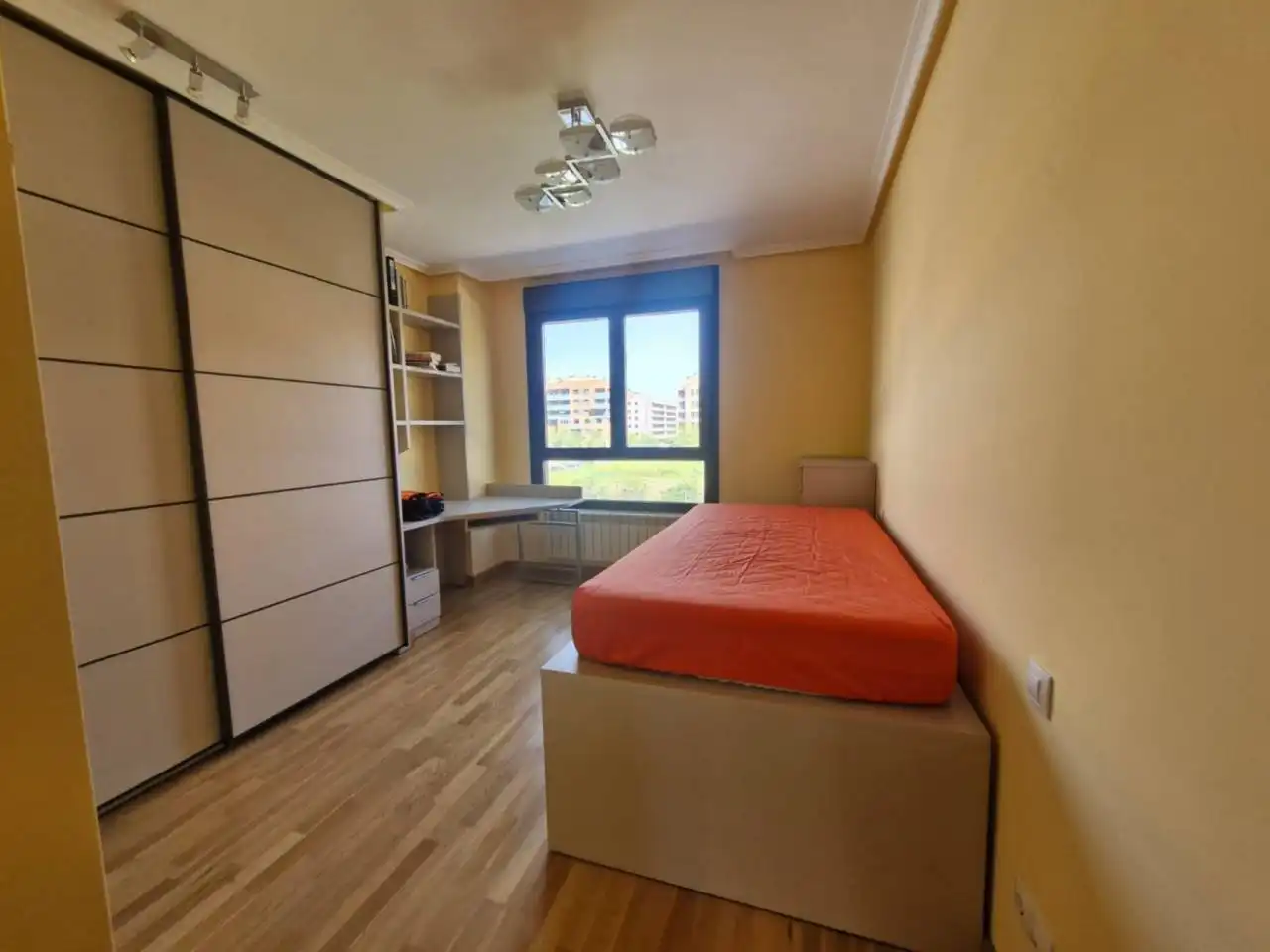 Habitación de Piso de alquiler en  Logroño con Calefacción, Parquet y Terraza