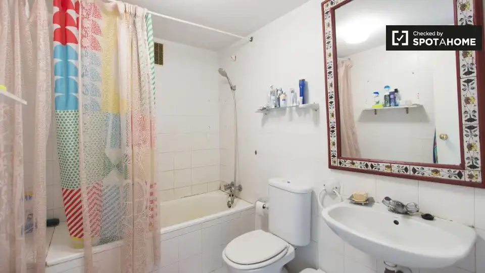 Bathroom of Flat for share in Hortaleza