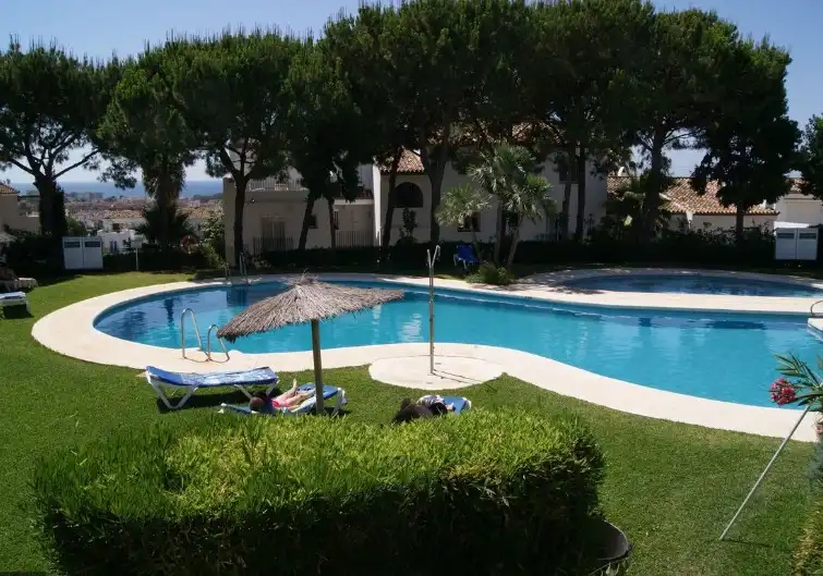 Piscina de Casa adosada en venda en Estepona amb Aire condicionat, Calefacció i Jardí privat