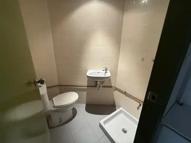 Baño de Oficina de alquiler en Murcia con Amueblado