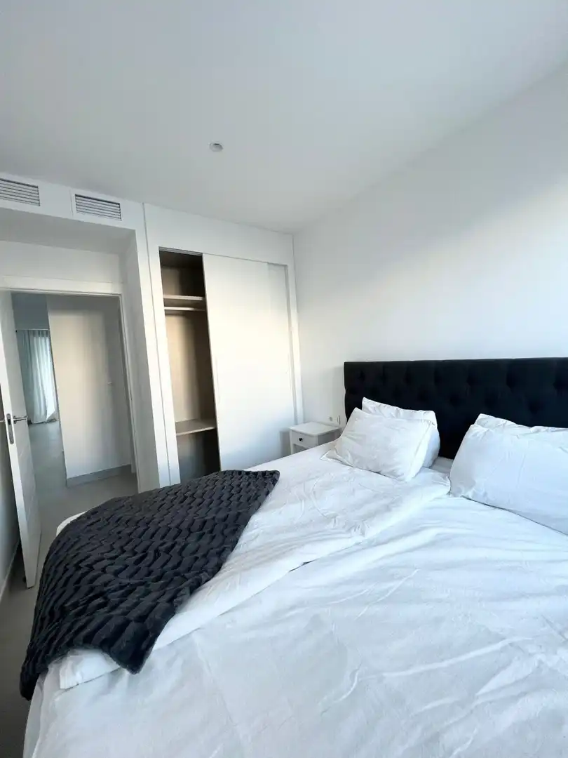 Habitación de Casa adosada de alquiler en Estepona con Jardín privado, Terraza y Trastero