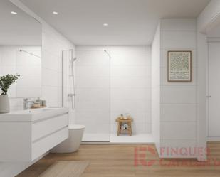 Bathroom of Flat for sale in Girona Capital  with Air Conditioner, Heating and Terrace