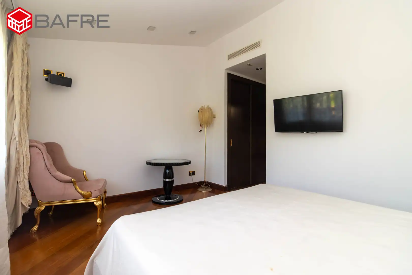 Bedroom of Houses for sale in Pozuelo de Alarcón  with Air Conditioner, Private garden and Storage room