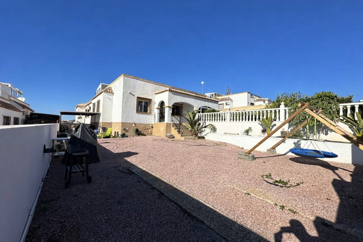 Vista exterior de Casa adosada en venda en Torrevieja amb Calefacció, Terrassa i Piscina