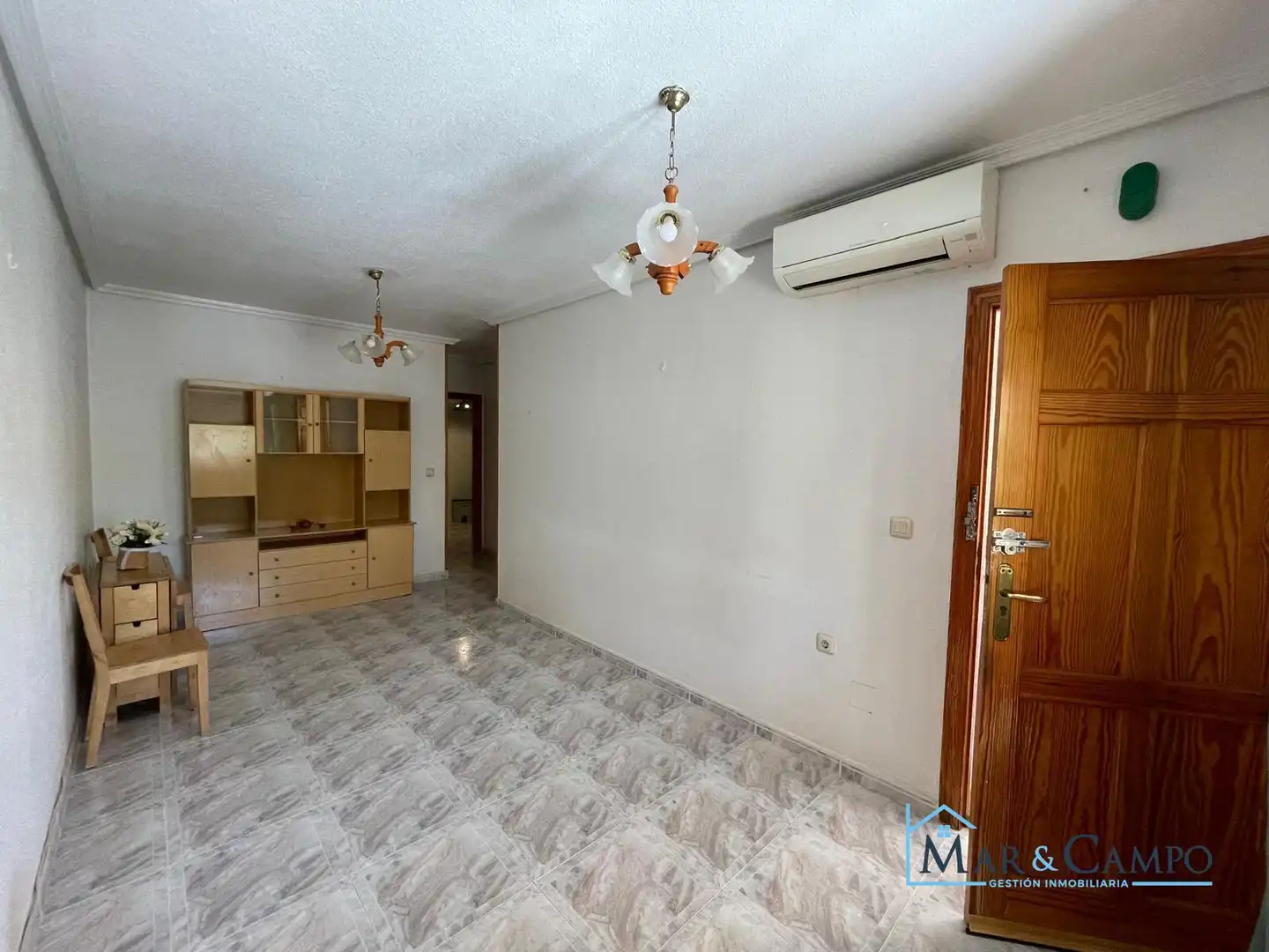 Sala d'estar de Casa adosada en venda en Los Alcázares amb Aire condicionat, Jardí privat i Moblat