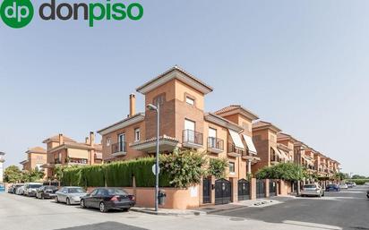 Vista exterior de Casa adosada en venda en Vegas del Genil amb Aire condicionat, Terrassa i Piscina