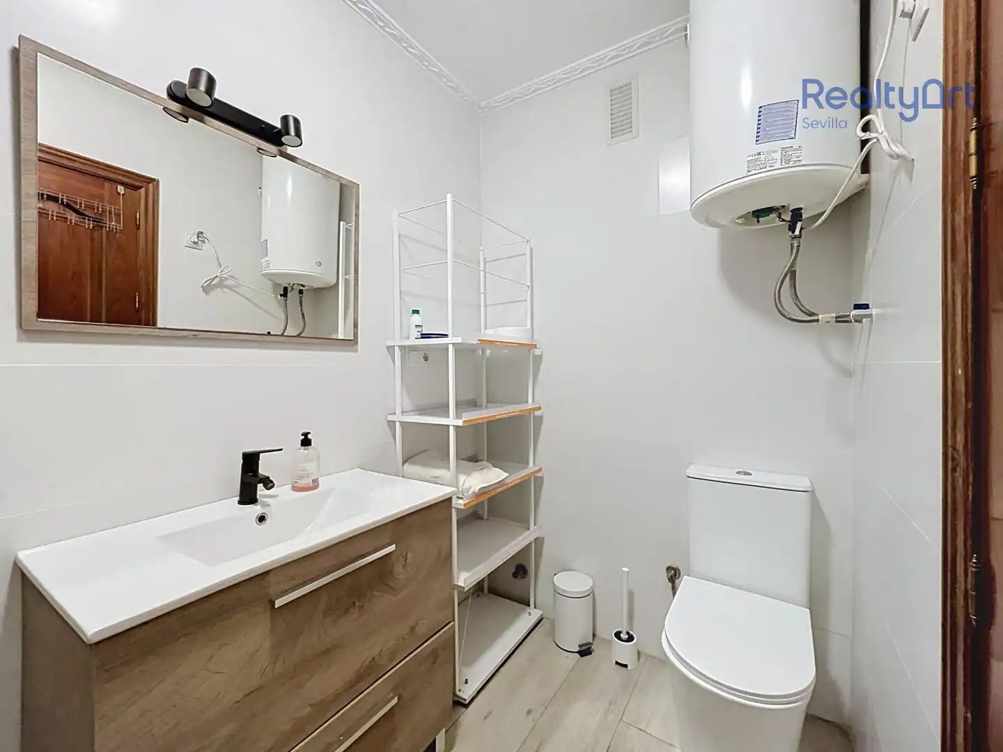 Bany de Pis en venda en Sevilla amb Aire condicionat, Parquet i Terrassa