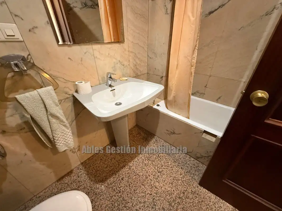 Badezimmer von Wohnung zur Miete in Oviedo  mit Heizung, Parkett und Abstellraum