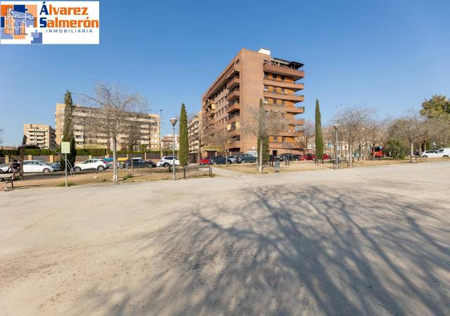 Piso en Venta en Calle Calle Mecina-Bombarón en Rosaleda - Juventud