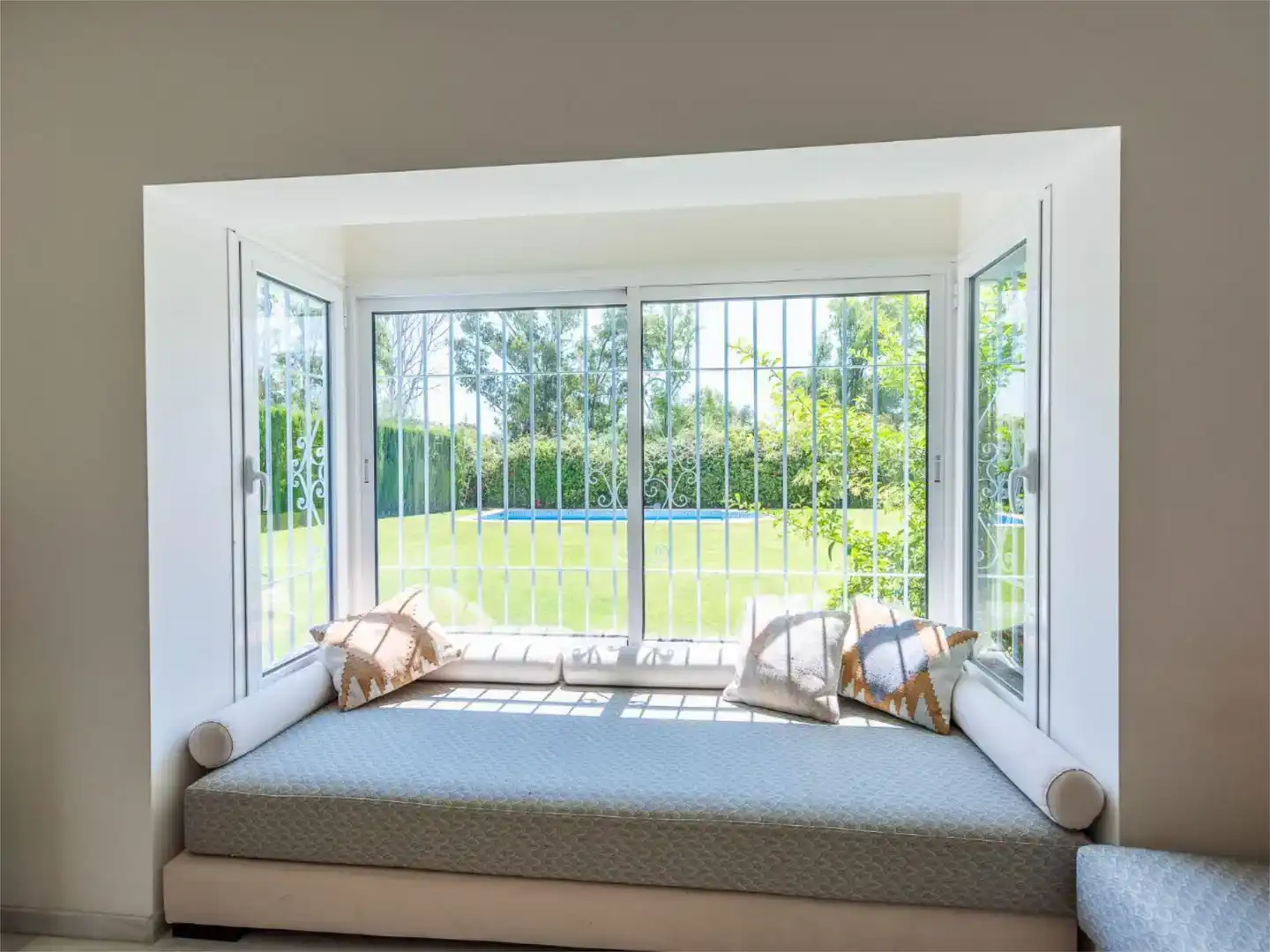 Schlafzimmer von Wohnung zur Miete in Estepona mit Klimaanlage, Schwimmbad und Balkon