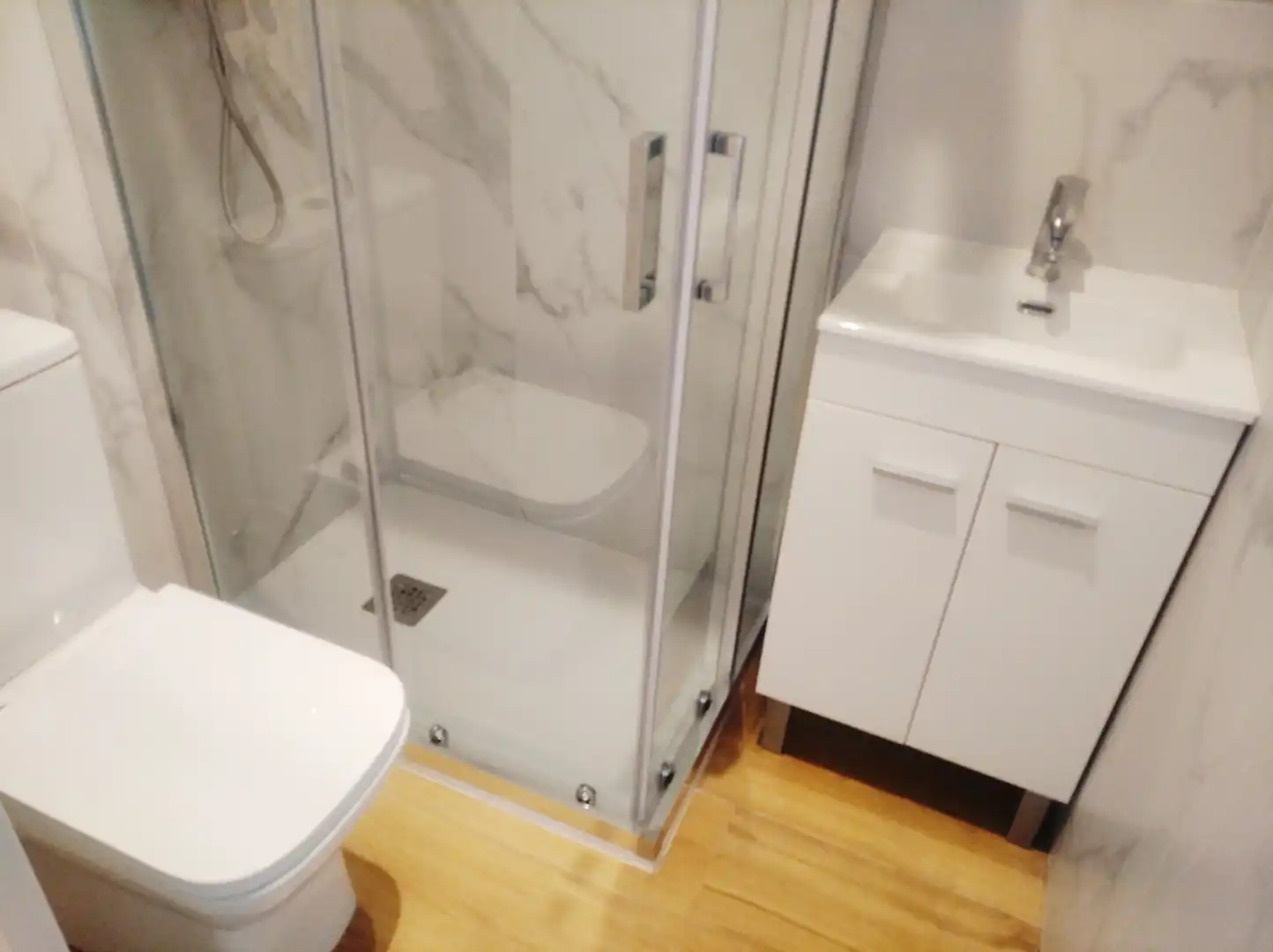 Baño de Apartamento de alquiler en El Campello con Aire acondicionado, Calefacción y Parquet