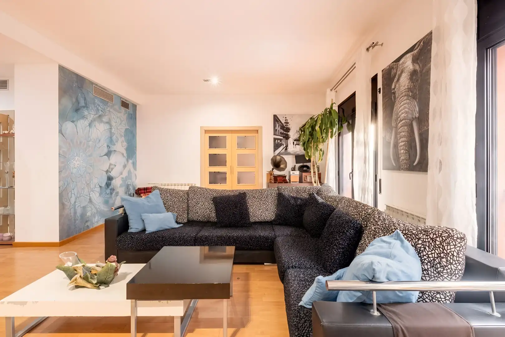 Living room of Flat for sale in Sant Cugat del Vallès  with Air Conditioner, Heating and Parquet flooring