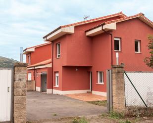 Vista exterior de Casa o xalet de lloguer en Sariego amb Calefacció, Parquet i Terrassa