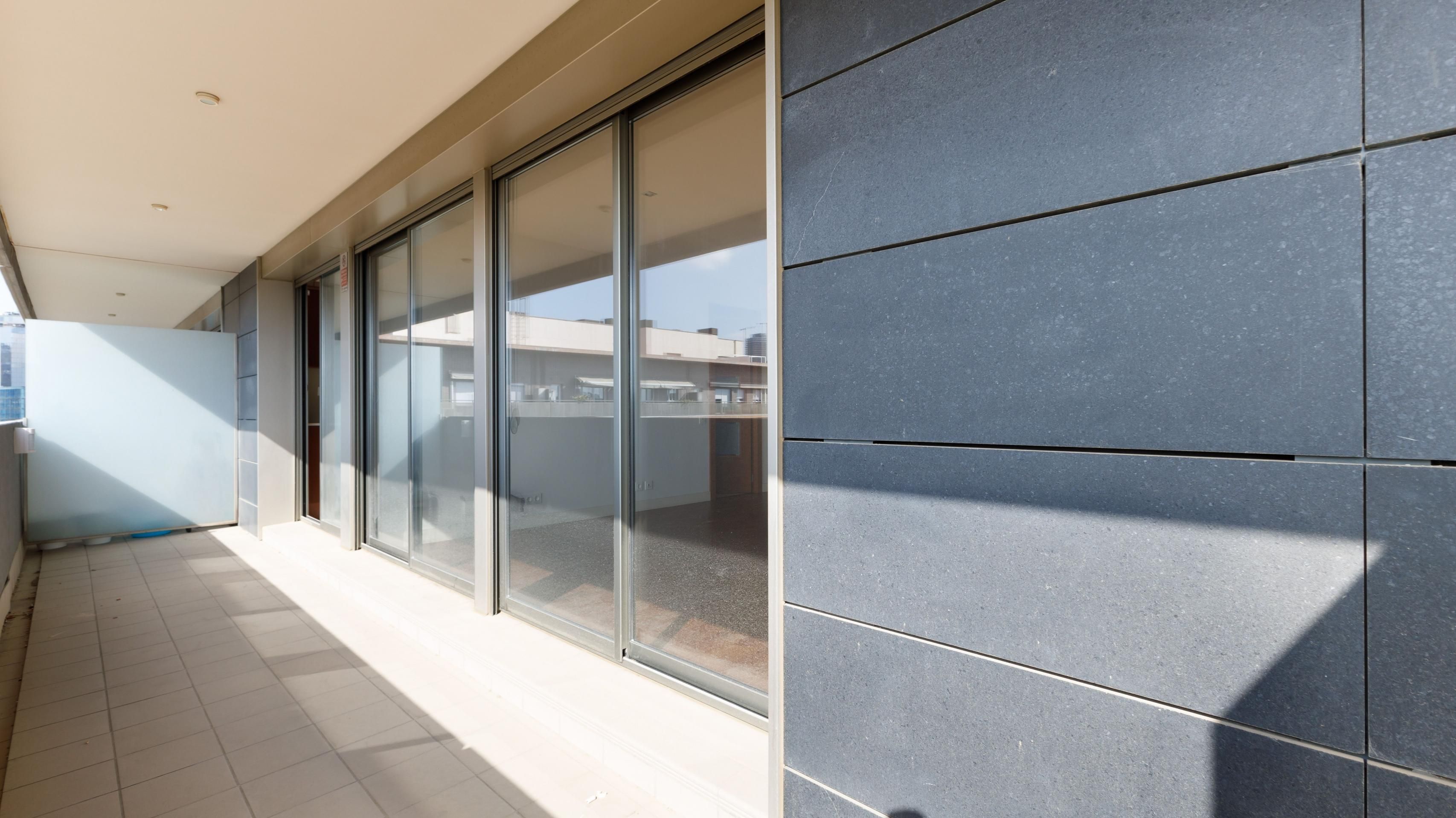 Vista exterior de Pis en venda en L'Hospitalet de Llobregat amb Aire condicionat, Calefacció i Terrassa