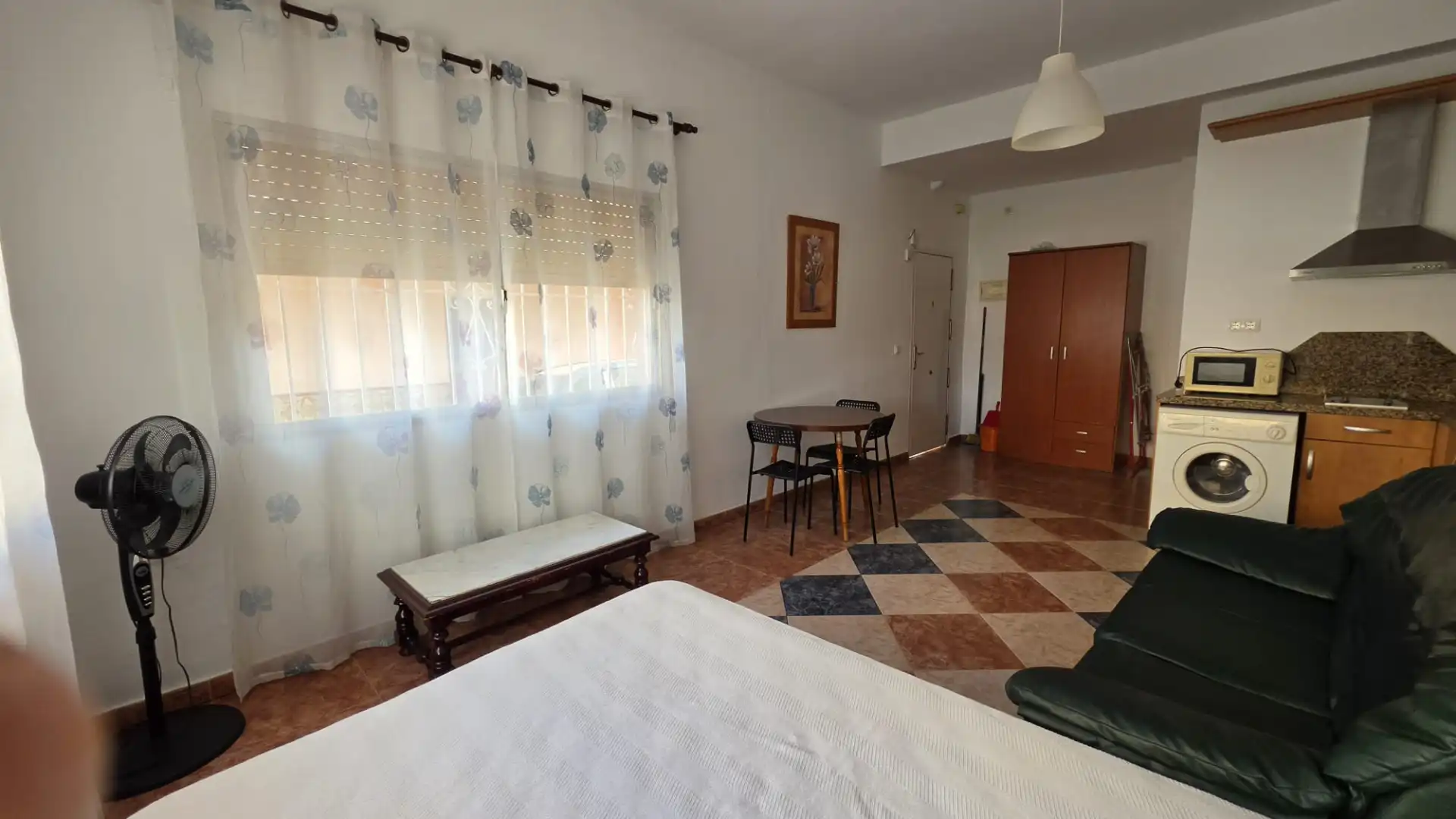 Habitación de Estudio de alquiler en Málaga con Amueblado y Lavadora