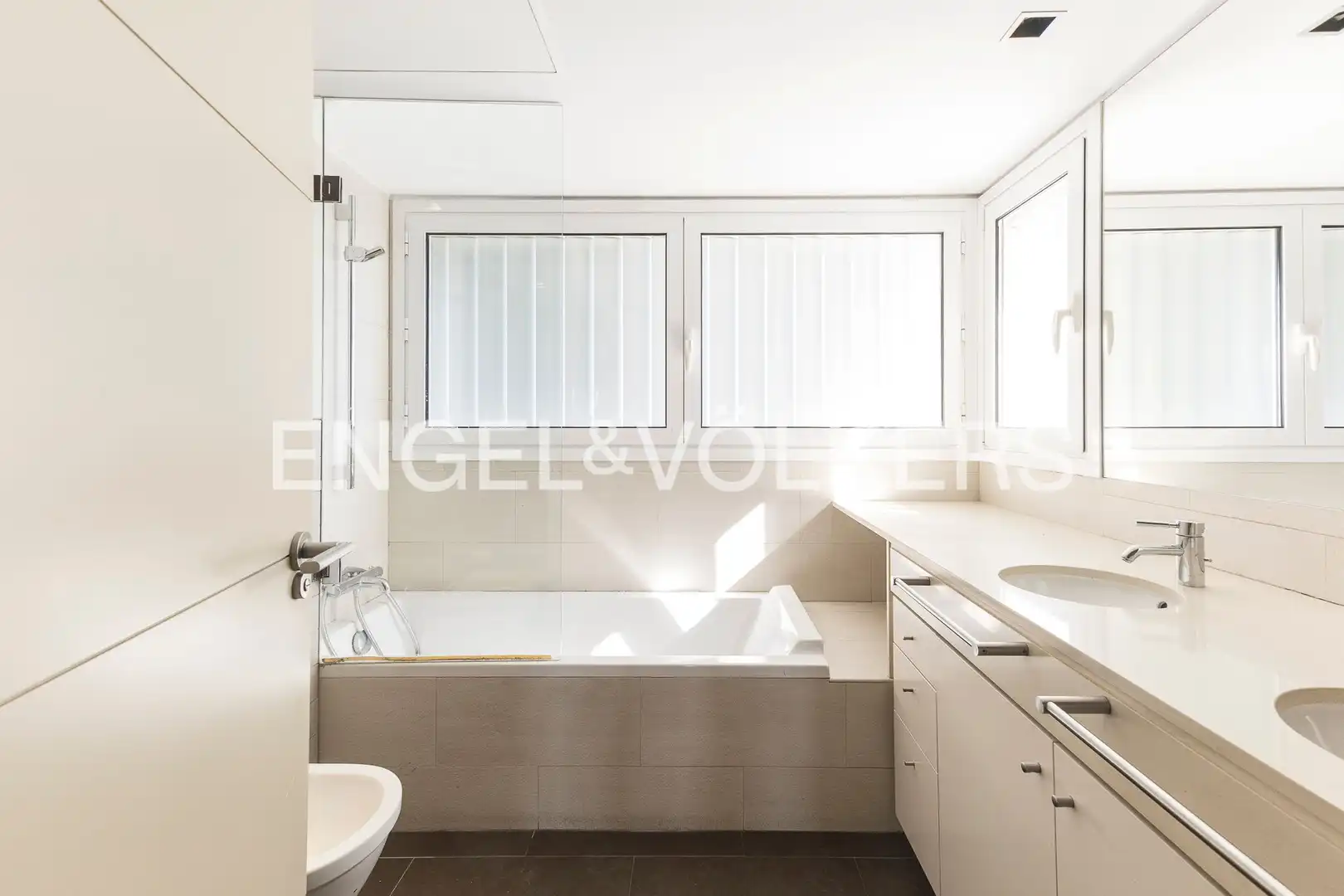 Baño de Apartamento de alquiler en Barcelona con Calefacción, Parquet y Terraza