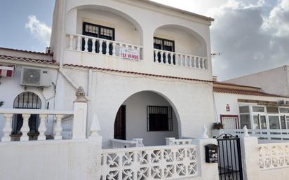 Vista exterior de Casa adosada en venda en Torrevieja amb Jardí privat, Terrassa i Balcó