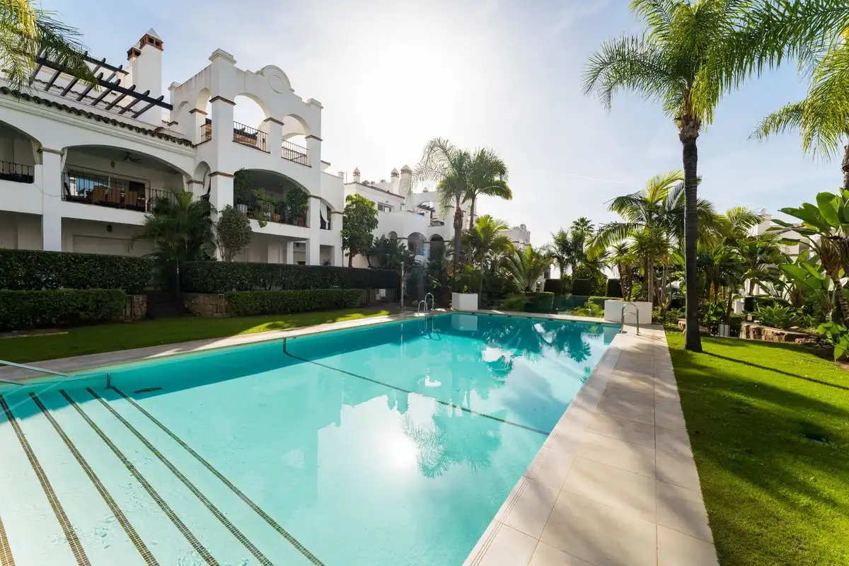 Schwimmbecken von Erdgeschoss zum Verkauf in Marbella mit Klimaanlage, Privatgarten und Terrasse