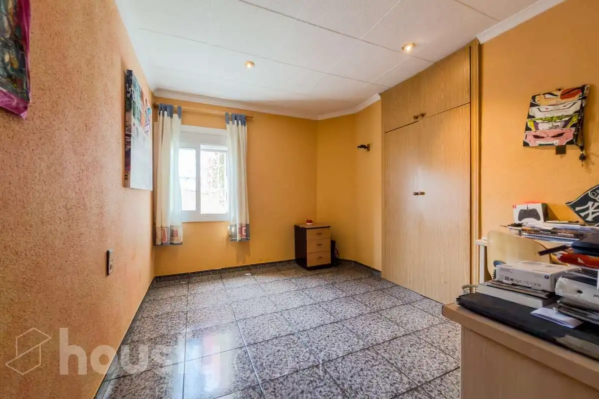 Bedroom of Houses for sale in Santa Coloma de Gramenet  with Air Conditioner, Heating and Private garden