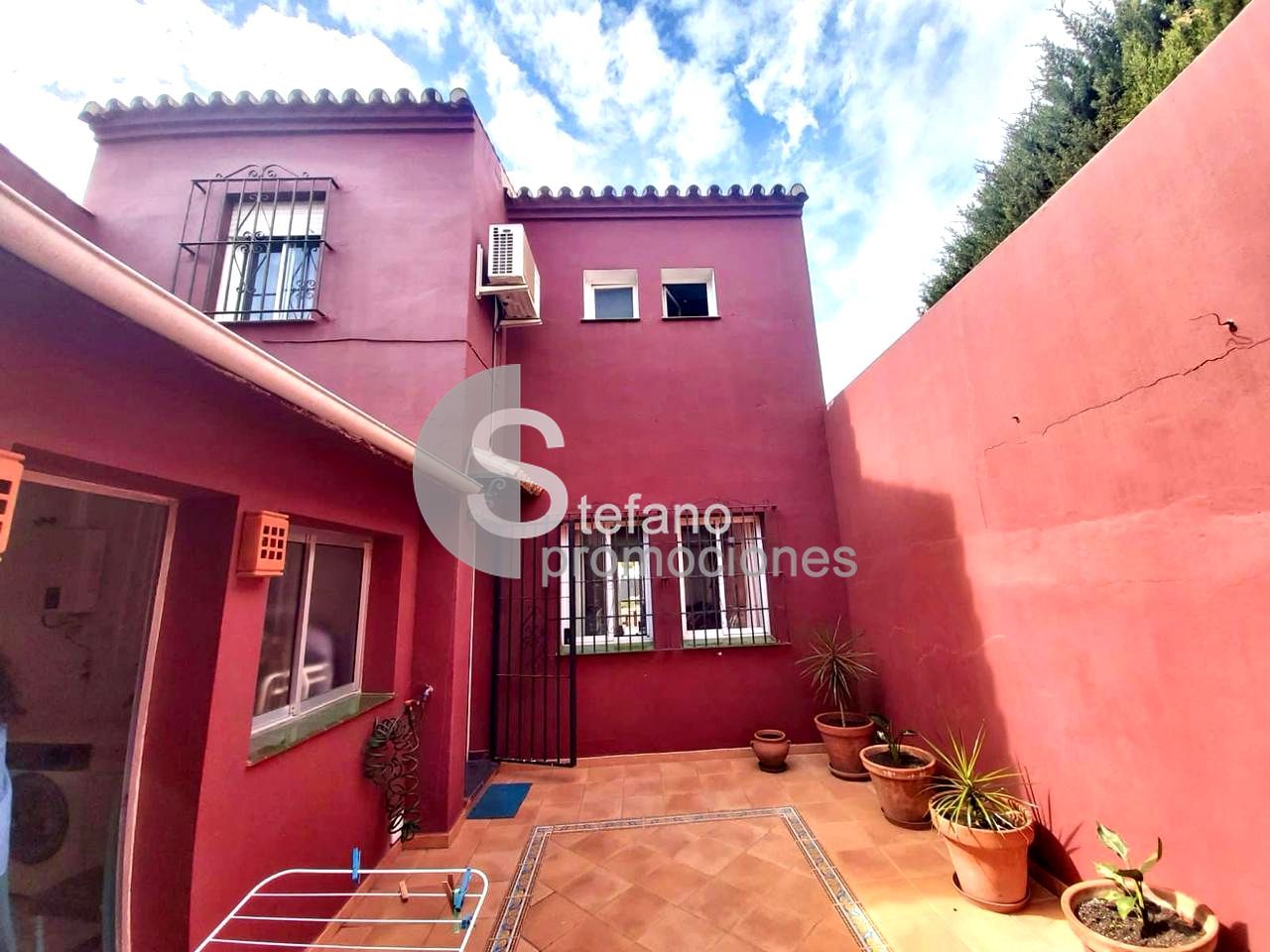 Vista exterior de Casa adosada en venda en Rincón de la Victoria amb Aire condicionat, Jardí privat i Terrassa