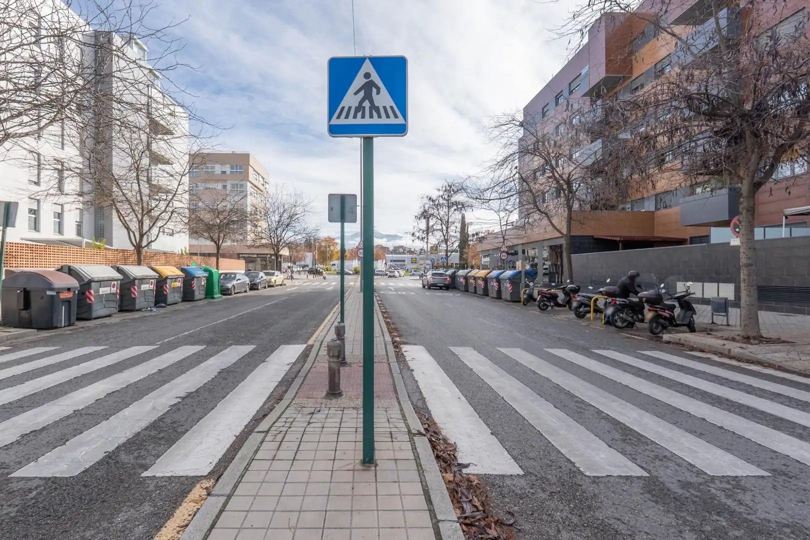 Außenansicht von Wohnung zum Verkauf in Granada mit Heizung, Privatgarten und Balkon
