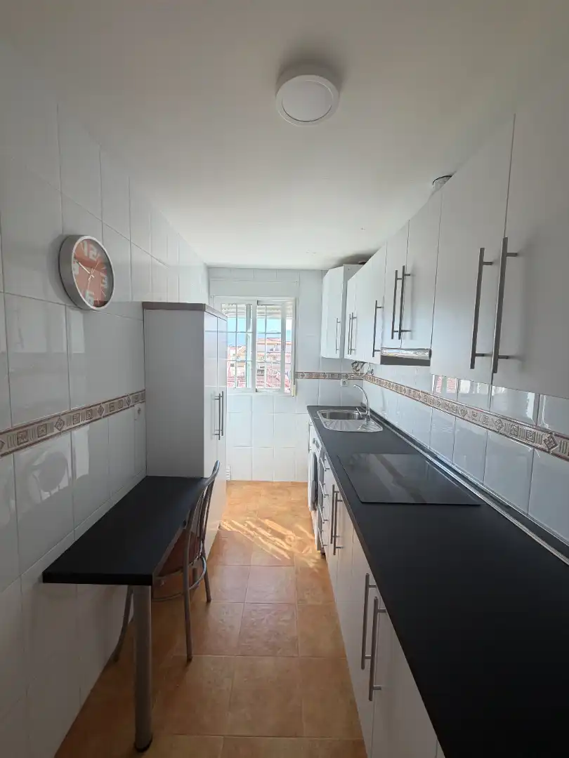 Cuina de Apartament de lloguer en Cúllar Vega amb Moblat, Rentadora i Microones
