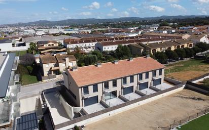 Vista exterior de Casa adosada en venda en Vilablareix amb Calefacció, Terrassa i Traster